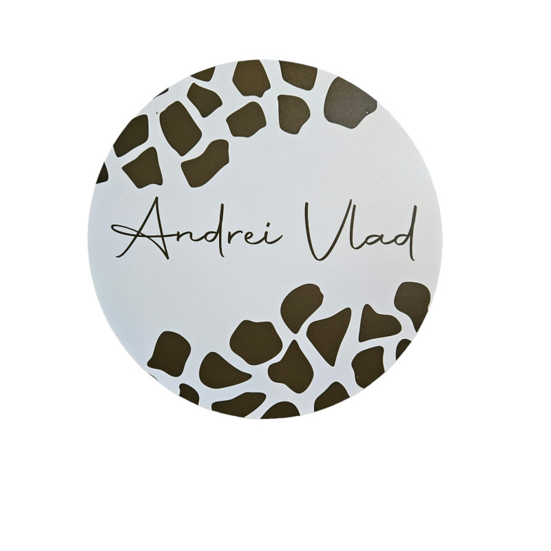 Panou cu nume si pete de girafa