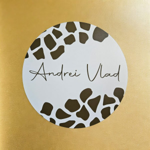 Panou cu nume si pete de girafa